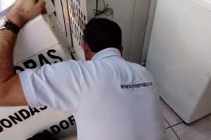 Técnico Consertando Máquina de Lavar Técnico Consertando Máquina de Lavar
